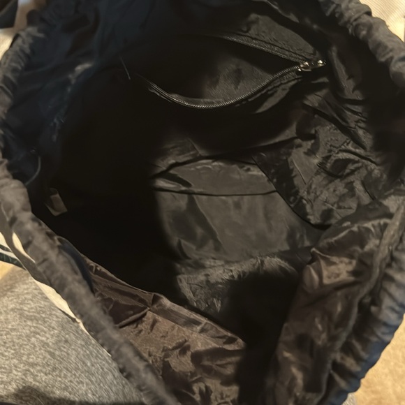 Black-and-white Chevron striped drawstring backpack - Picture 4 of 4